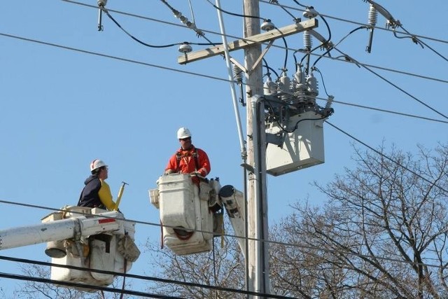 W tym tygodniu w niektórych miejscowościach województwa kujawsko-pomorskiego może zabraknąć prądu.  Przedstawiamy spis miejsc, w których Energa Operator planuje wyłączenia prądu w ciągu najbliższych dni. Przyczyną wyłączenia prądu najczęściej są budowy, remonty oraz modernizacje sieci. Zobacz, gdzie w tym tygodniu zabraknie prądu w Toruniu, Brodnicy, Rypinie, Radziejowie i okolicach.Czytaj dalej. Przesuwaj zdjęcia w prawo - naciśnij strzałkę lub przycisk NASTĘPNE