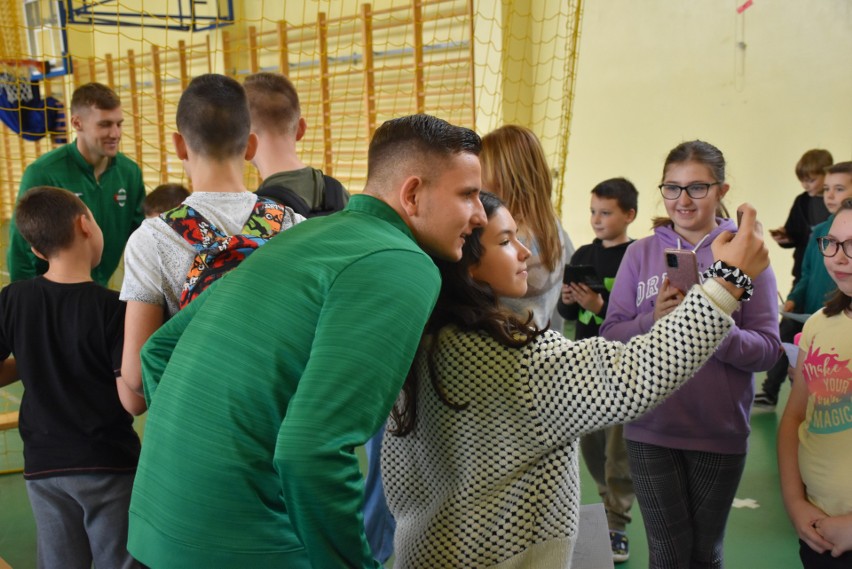 Piłkarze Radomiaka odwiedzili kolejną szkołę podstawową w Radomiu. Dzieci były zachwycone! Zobaczcie zdjęcia