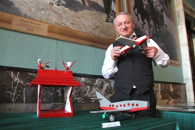 Całkowicie niewidomy Tomasz Skuza pokazuje samoloty, które powstały jego rękoma.