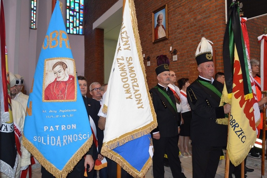 Relikwie księdza Jerzego Popiełuszki zostały wprowadzone do bazyliki w Stalowej Woli