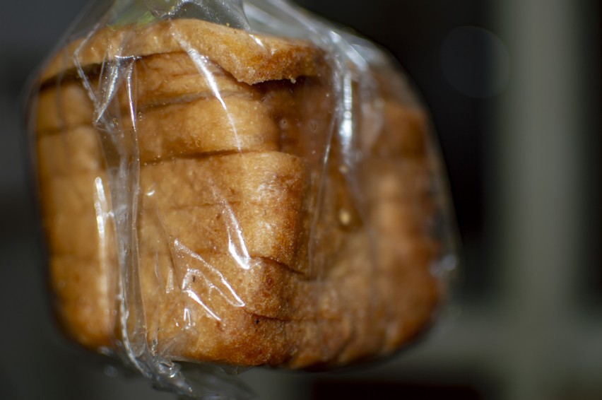 Choć sklepowy chleb jest krojony i pakowany w foliowe torby,...