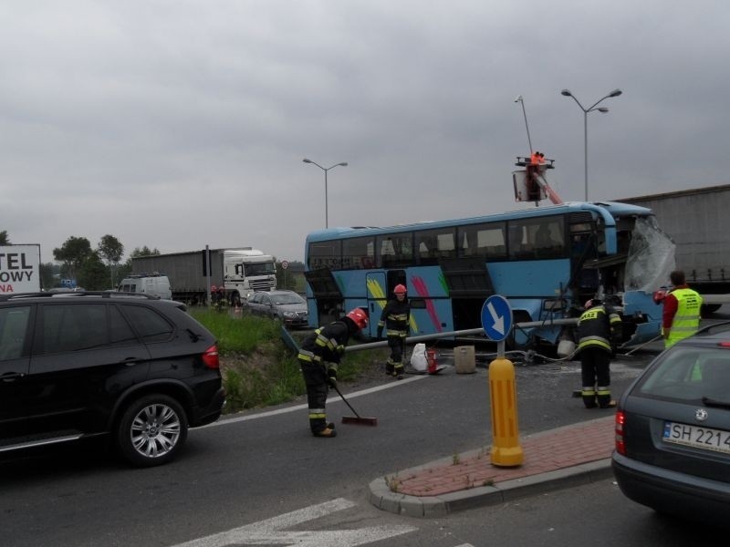 Korek na DK1 w Pszczynie. Autobus uderzył w słup [ZDJĘCIA]