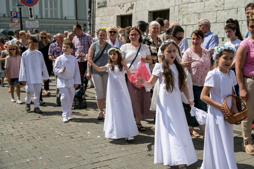 Boże Ciało 2018 w Krakowie. Uroczysta procesja przyciągnęła tłumy krakowian [ZDJĘCIA]