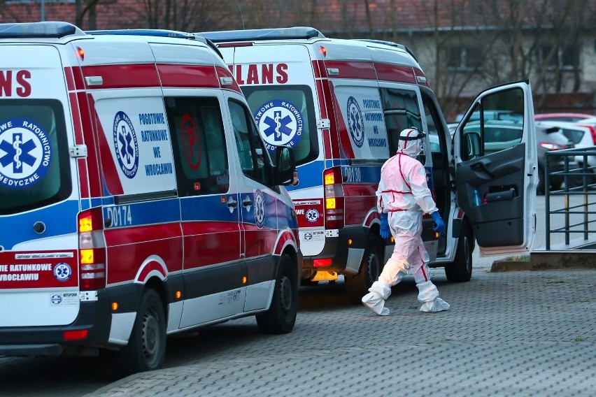 Koronawirus. Zagrożenie epidemią spowodowało paraliż szpitali w Małopolsce. Brakuje maseczek i fartuchów