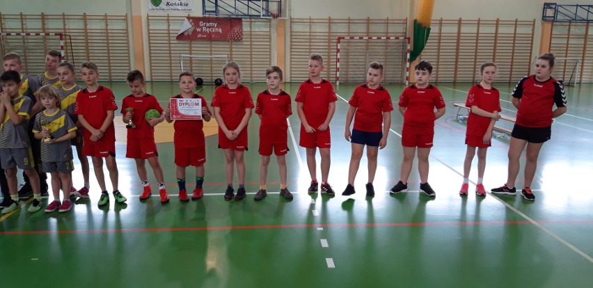 Szkoła Podstawowa Królewiec druga w turnieju Dziecięcej Piłki Ręcznej w Stadnickiej Woli (ZDJĘCIA)