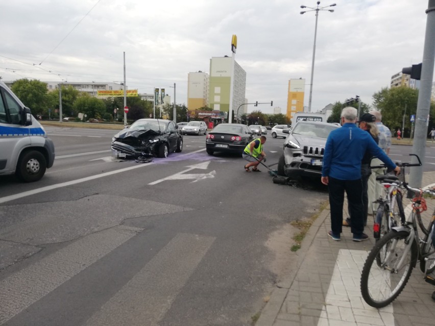 Zderzenie dwóch samochodów na skrzyżowaniu Szosy Lubickiej ze Ślaskiego w Toruniu