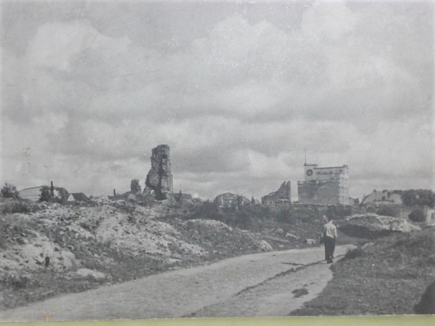 Słupsk, rok 1945. Ruiny na ul. Nowobramskiej. W tle widoczny...