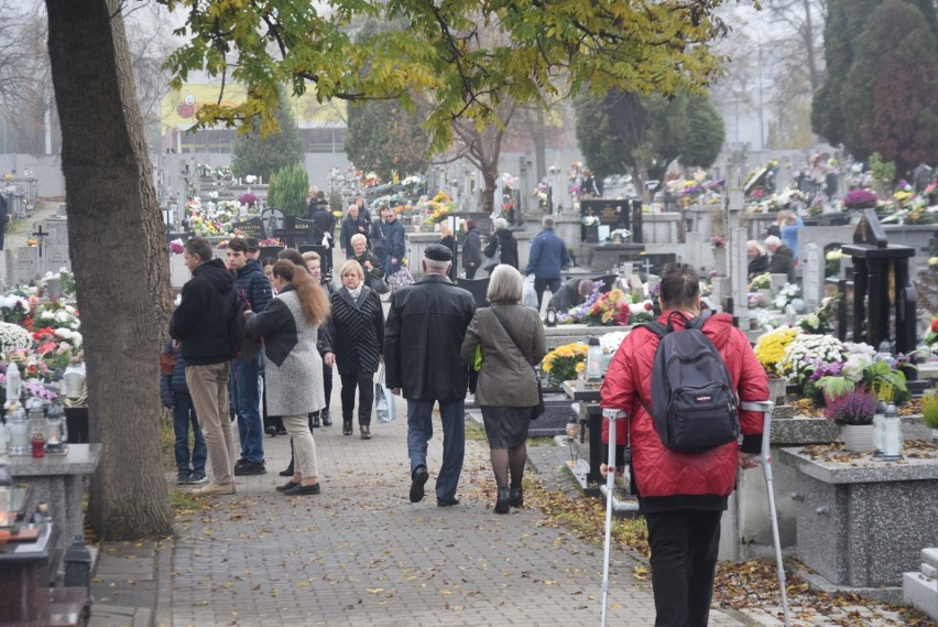 Na cmentarzu przy Limanowskiego było mnóstwo osób.