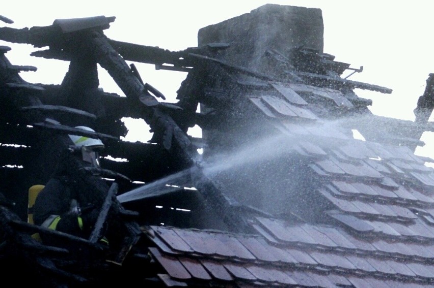 Pożar pod Długołęką. Dwie rodziny straciły dach nad głową (ZDJĘCIA)