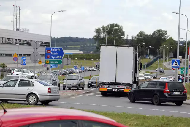 Obecna droga 774 prowadząca do lotniska