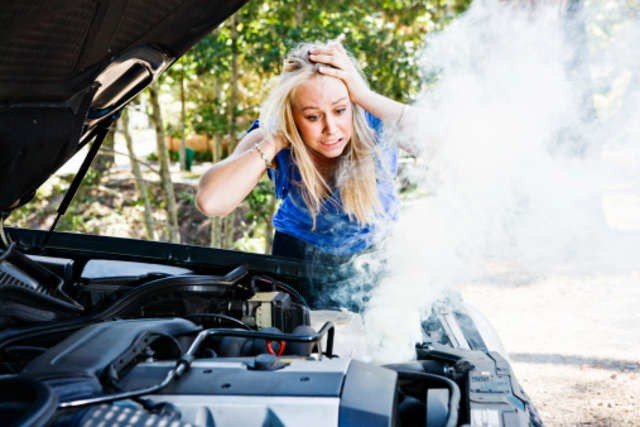 Dym spod maski samochodu? Tylko nie panikuj! | Express Bydgoski