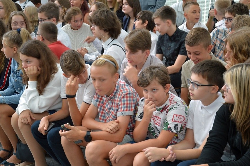 Nowy rok szkolny z życzeniami dla uczniów i nauczycieli w Stalowej Woli. Zobacz zdjęcia