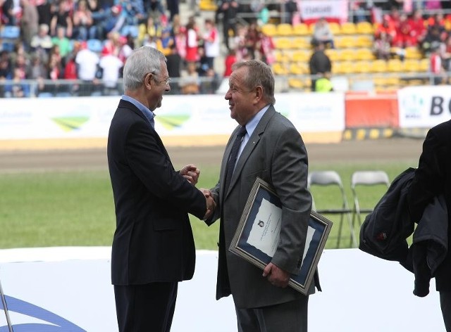 Władysław Komarnicki (z prawej) otrzymał z rąk prezesa PZMot. Andrzeja Witkowskiego tytuł "Ambasadora Sportu Żużlowego"