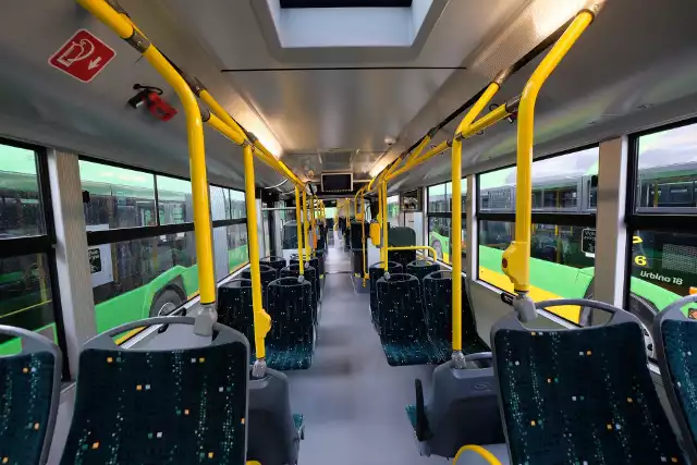 Do MPK Poznań trafiło właśnie 37 nowych autobusów. Są nowoczesne, w pełni niskopodłogowe i ekologiczne. Pojawiły się też całkowicie nowe elementy, których dotychczas w poznańskich pojazdach nie było.Przejdź do kolejnych zdjęć i czytaj dalej --->