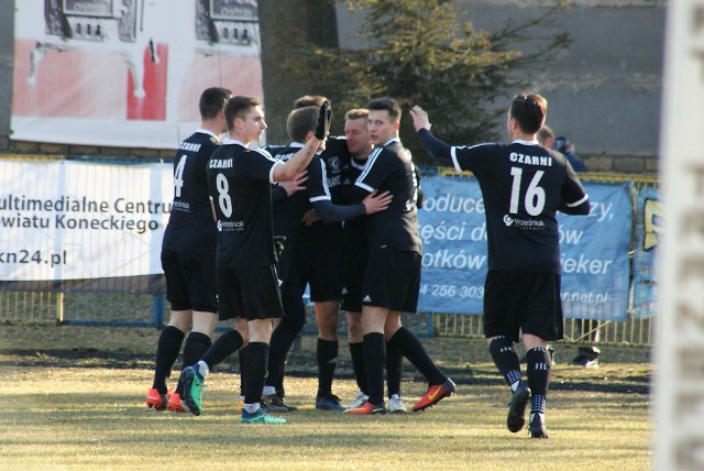 W meczu 1/8 Regionalnego Pucharu Polski Czarni Połaniec 2:1 (1:0) wygrali w Końskich z Neptunem. Bramki zdobyli Mateusz Załucki z rzutu karnego i Damian Skiba. W kolejnej fazie tych rozgrywek podopieczni trenera Piotra Mazurkiewicza zagrają ze zwycięzcą meczu GKS Rudki - Hetman Włoszczowa. Zapraszamy do obejrzenia galerii zdjęć z występu Czarnych Połaniec w Końskich. Zdjęcia są autorstwa Tomasza Kaczmarczyka. (dor)