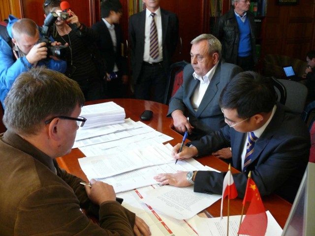 Wiceprezes i dyrektor wykonawczy chińskiego koncernu Wu Yindeng podpisuje akt notarialny kupna ZZN.