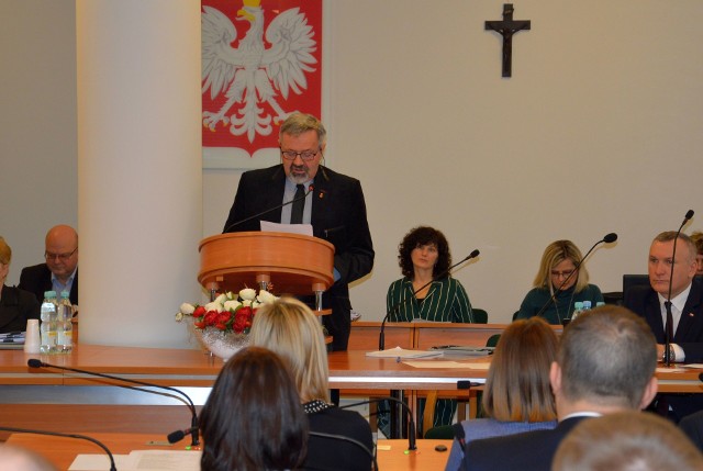 Jerzy Augustyński czyta na sesji refleksyjne wspomnienie o zamordowanym prezydencie Gdańska Pawle Adamowiczu