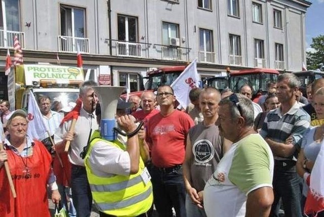 Rolnicy protestowali w Grudziądzu m.in. pod budynkiem Starostwa Powiatowego