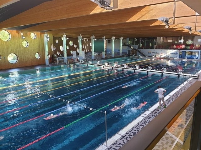 Kryta pływalnia Wodna Nuta w Opolu dysponuje jednym z dwunastu dostępnych w Polsce 50-metrowych basenów olimpijskich.