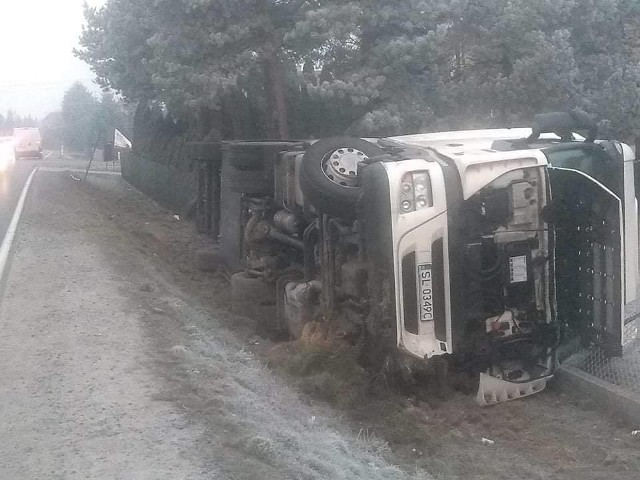 Ciężarówka leży wzdłuż drogi ale trzeba ją będzie podnieść