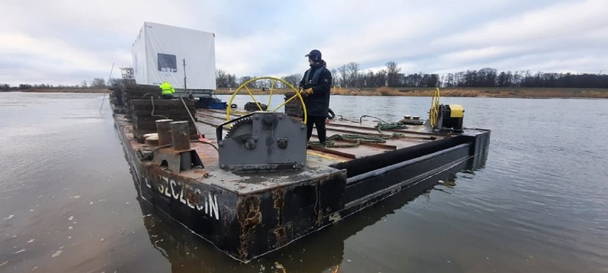 Załadunek z ważącą ponad 270 ton turbiną przycumował w...