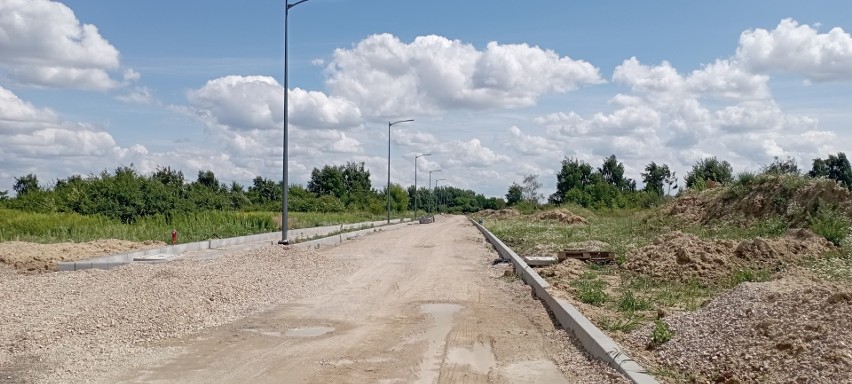 Trwa budowa ulicy Długiej w strefie ekonomicznej w Jędrzejowie. Termin końca prac - 2024 rok. Zobaczcie na jakim etapie jest budowa