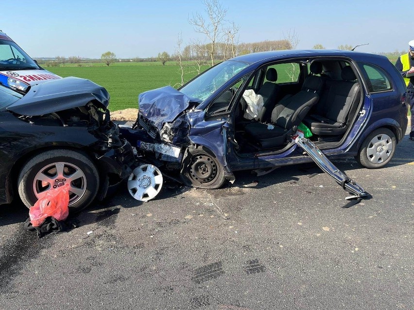 Groźny wypadek na "22" w okolicy Kończewic. Po jednego z kierowców przyleciał śmigłowiec LPR. Do szpitala trafiło też 2-letnie dziecko