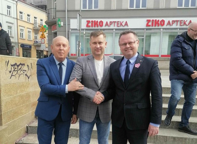Rafała Szymkiewicza w drodze na urząd burmistrza Piekoszowa popierają Andrzej Szejna (z prawej), wiceminister spraw zagranicznych i Bogdan Chabik, szef struktur Nowej Lewicy w powiecie kieleckim (z lewej).
