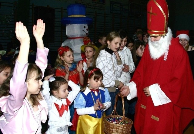 Mikołaj robił furorę wśród dzieciaków, zwłaszcza gdy w asyście Śnieżynek pełnymi garściami rozdawał cukierki.