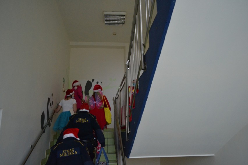 Mundurowi oraz wolontariusze odwiedzili dzieci na oddziałach...