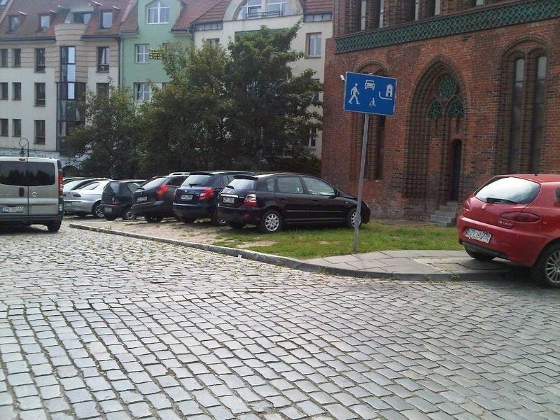 Chamskie parkowanie na starówce