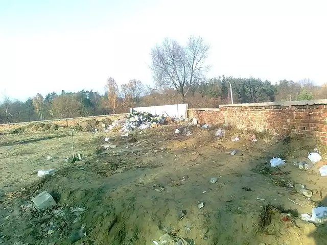 Tak na terenie cmentarza w Cerekwi wyglądają miejsca do składowania śmieci