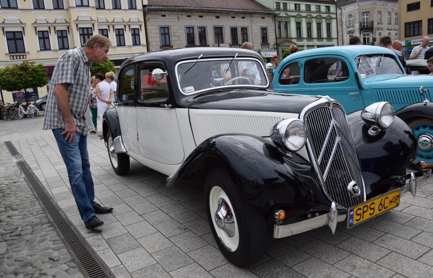 Perełki motoryzacji na oświęcimskim rynku - trudno było oderwać wzrok od zabytkowych samochodów [ZDJĘCIA]