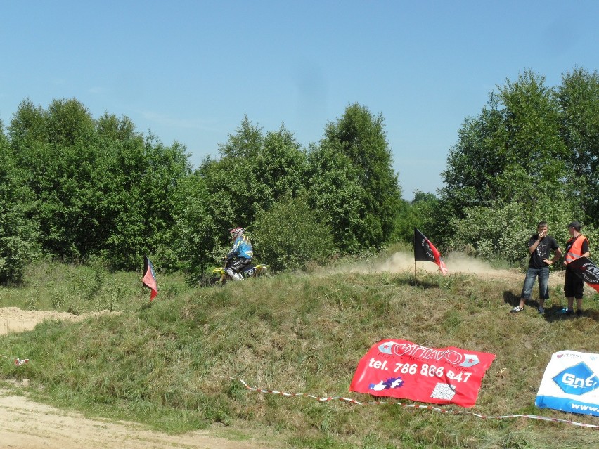 Szalone akrobacje motocyklistów w Myszkowie ZDJĘCIA