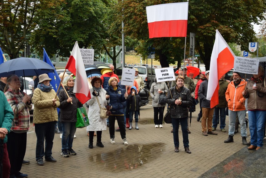 Przed Sądem Okręgowym w Białymstoku znicze zapłonęły już...