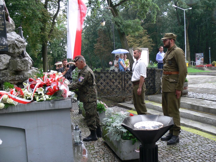 Kwiaty składają przedstawiciele grupy rekonstrukcyjnej.