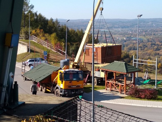 Z górnej stacji, dyżurka ratowników i kasa, trafią na dolną stację.Przerabianą jest na zaplecze sanitarno-kuchenne dla odwiedzających Przemyśl turystów, podróżujących camperami. Na miejscu rozebranego budynku powstanie nowy większy, w którym będzie wypożyczalnia sprzętu narciarskiego, połączona z kasą i dyżurką.