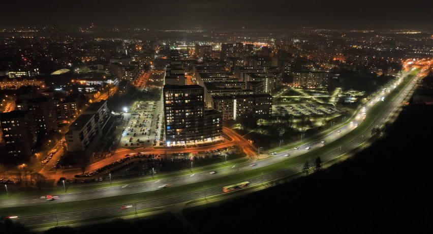 Krakowski "Manhattan" w nocnej scenerii. Zobacz, jak wygląda rozświetlone osiedle Avia. Zdjęcia z lotu ptaka 25.11.22