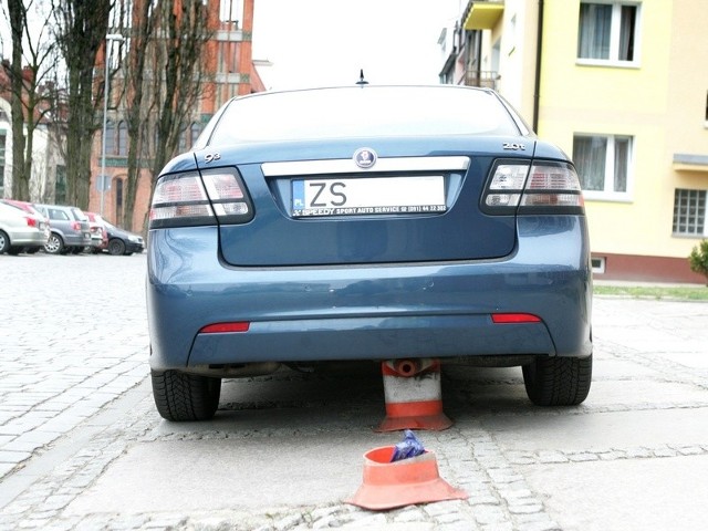 Kolejny "mistrz parkowania" na ulicy Panieńskiej.