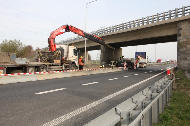 Ostatnie przygotowania przed zamknięciem odcinka A4 w okolicach węzła Brzeg.