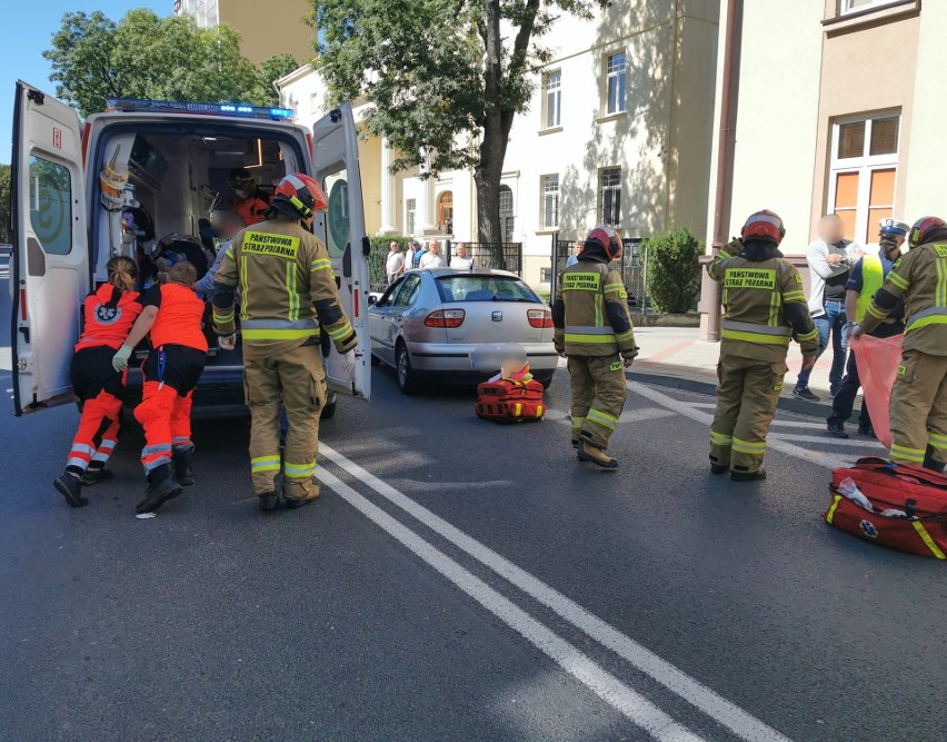 Wypadek w Przemyślu. Na ul. Lelewela kobieta weszła wprost pod koła samochodu [ZDJĘCIA]