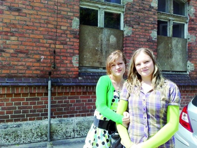 - Kiedy wyremontują ten budynek, będzie tu ładniej - mówią Bożena Gontarska (z lewej) i Paulina Borowa, studentki pedagogiki