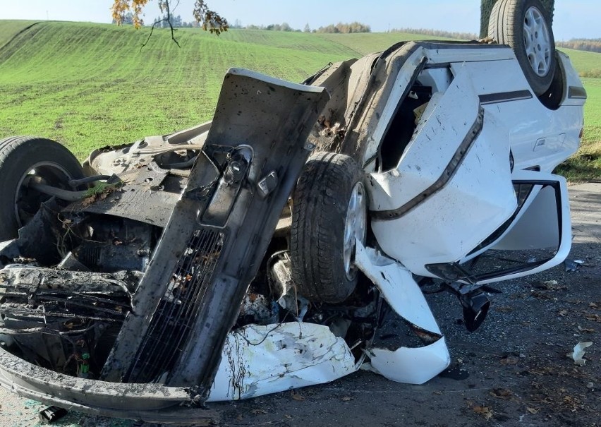 Prynowo. Wypadek na łuku drogi. Peugeot uderzył w drzewo i dachował na ścieżce rowerowej (zdjęcia)