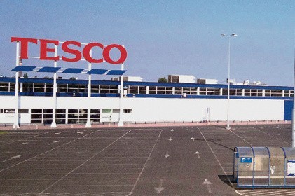 Do brytyjskiej sieci Tesco należy w Łodzi 16 sklepów, w tym trzy hipermarkety:  w Galerii Łódzkiej, przy ul. Pojezierskiej i ul. Widzewskiej (na zdjęciu).