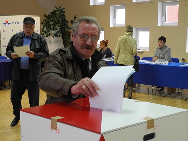 Głosowanie w lokalu wyborczym mieszczącym się w Urzędzie Miasta w Kołobrzegu