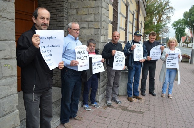 Pikieta w obronie rodziny z Pruchnika podczas wrześniowej rozprawy