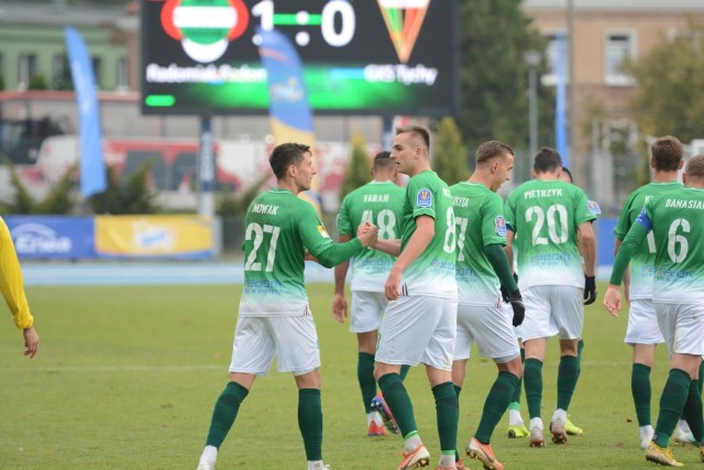 Patryk Winsztal (numer 8 na koszulce) strzelec gola dla Radomiaka w meczu z Tychami.