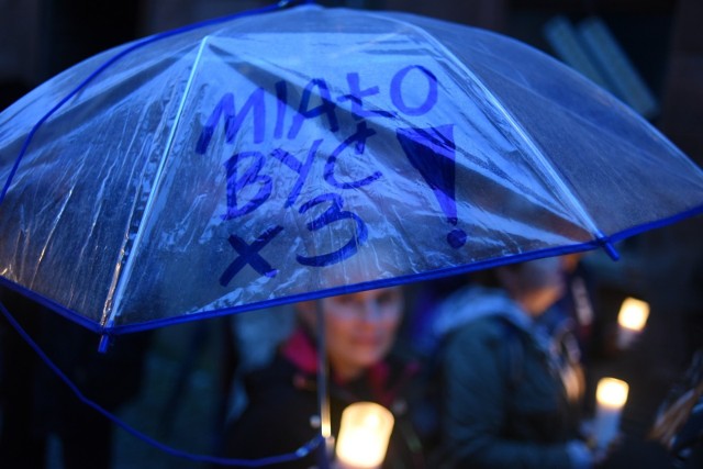 Wieczorem pod sądem w Toruniu kolejny dzień zebrali się ludzie protestujący przeciwko zmianom w sądownictwie. Było ich jednak o wiele mniej niż w poprzednich dniach. Organizatorzy zapowiedzieli, że na razie jest to ostatni protest w takiej formie.  Być może teraz będą spotykać się raz w tygodniu lub miesiącu. Będzie to zależało do sytuacji politycznej w kraju. Zobacz także: Kto zostanie Dziewczyną Lata?