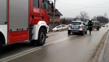 Dwa samochody zderzyły się w czwartek po południu w Widuchowej koło Buska-Zdroju.
