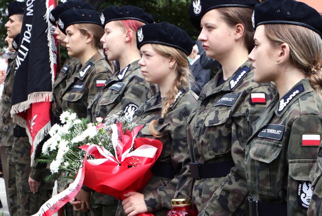 Narodowy Dzień Pamięci Ludobójstwa Polaków na Wołyniu uczczono dziś (sobota) w Grudziądzu uroczystą mszą świętą w kościele pw. Wniebowzięcia Najświętszej Maryi Panny przy ulicy Moniuszki, a następnie złożono kwiaty pod obeliskiem przy Rapackiego.